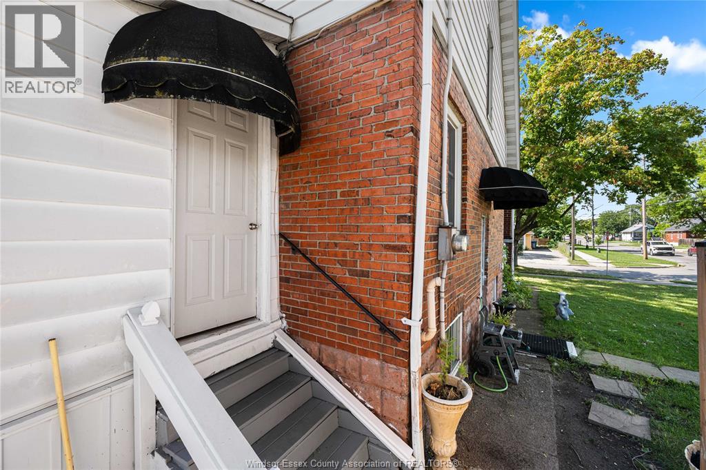 908 Oak Street, Windsor, Ontario  N9A 5G2 - Photo 5 - 26022368