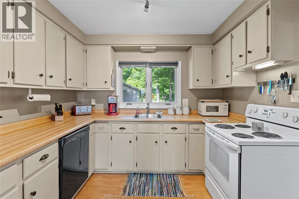 17520 Lakeshore Road, Rondeau Park, Ontario  N0P 1X0 - Photo 6 - 26022512