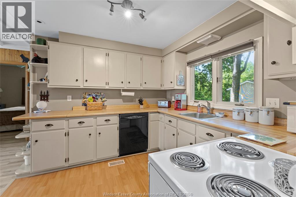 17520 Lakeshore Road, Rondeau Park, Ontario  N0P 1X0 - Photo 8 - 26022512