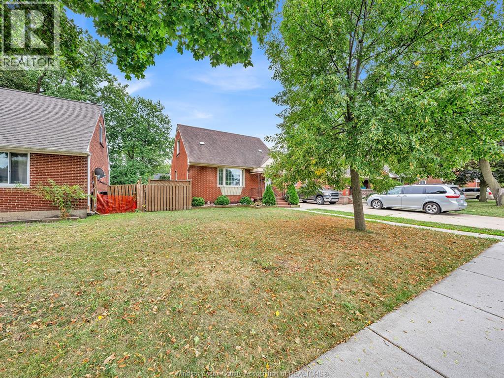 2187 Girardot, Windsor, Ontario  N9B 1R3 - Photo 3 - 26022678