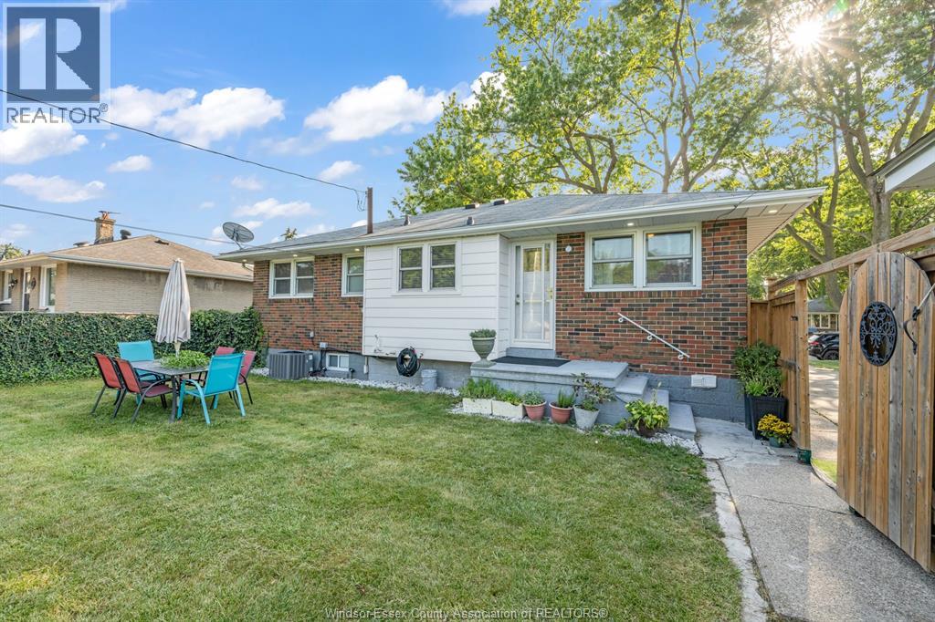 3226 Woodlawn Avenue, Windsor, Ontario  N8W 2J2 - Photo 3 - 26022776