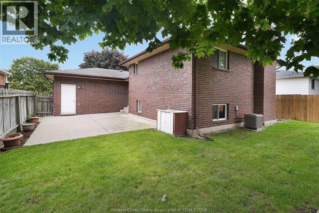 12075 St. Thomas Crescent, Tecumseh, Ontario  N8N 3V6 - Photo 33 - 26022900