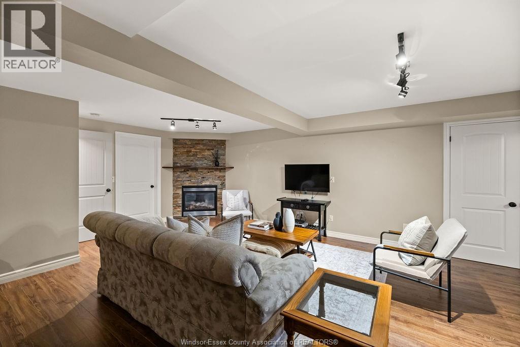 1352 Tecumseh Rd, Lakeshore, Ontario  N0R 1N0 - Photo 33 - 26022957