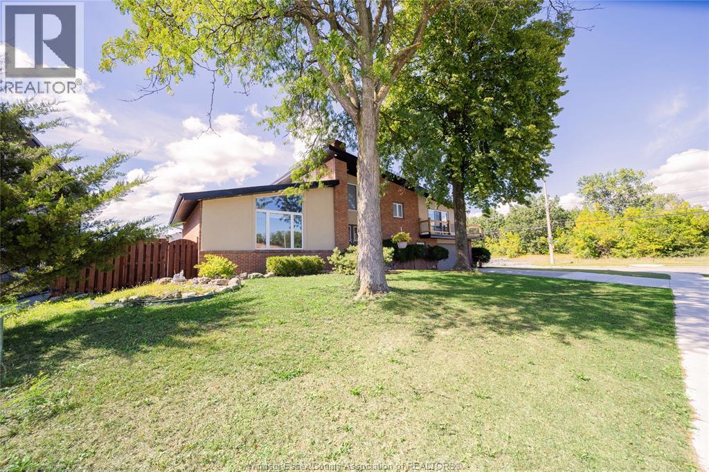 2405 Roxborough Boulevard, Windsor, Ontario  N9E 2Z7 - Photo 2 - 26022913