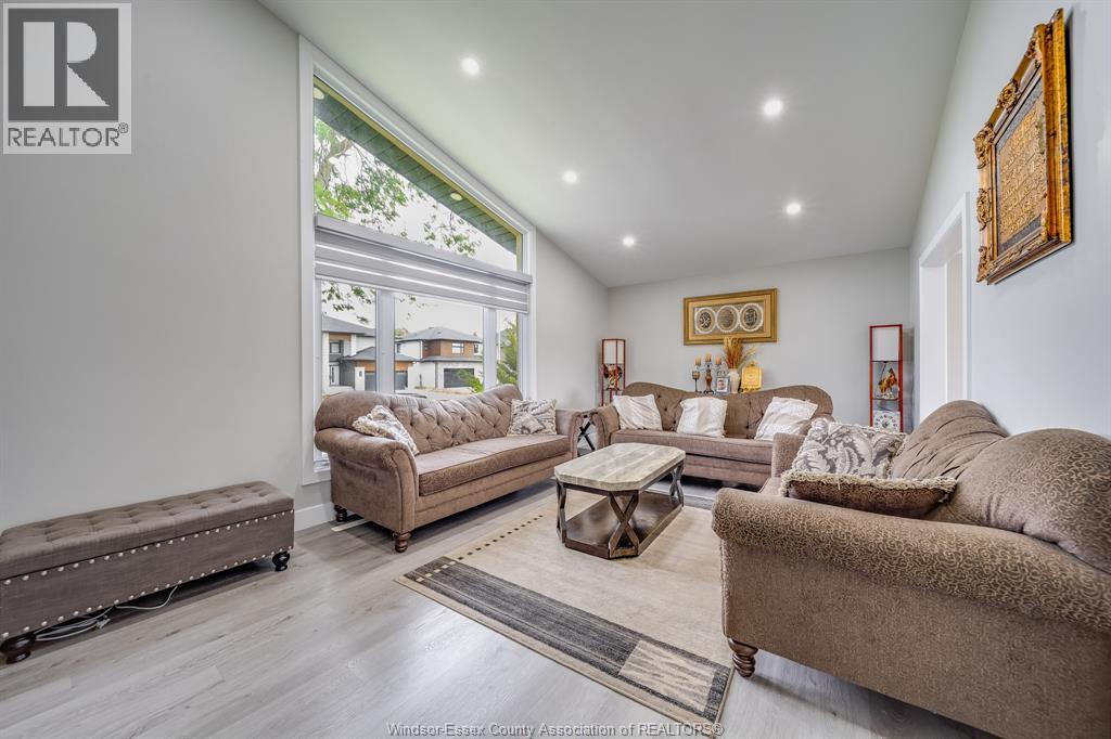 2405 Roxborough Boulevard, Windsor, Ontario  N9E 2Z7 - Photo 4 - 26022913