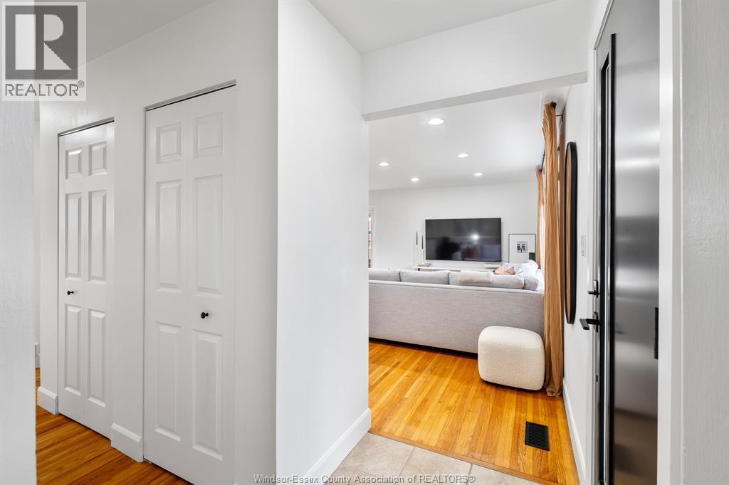 735 Lounsborough, Windsor, Ontario  N9G 1G1 - Photo 3 - 26023364