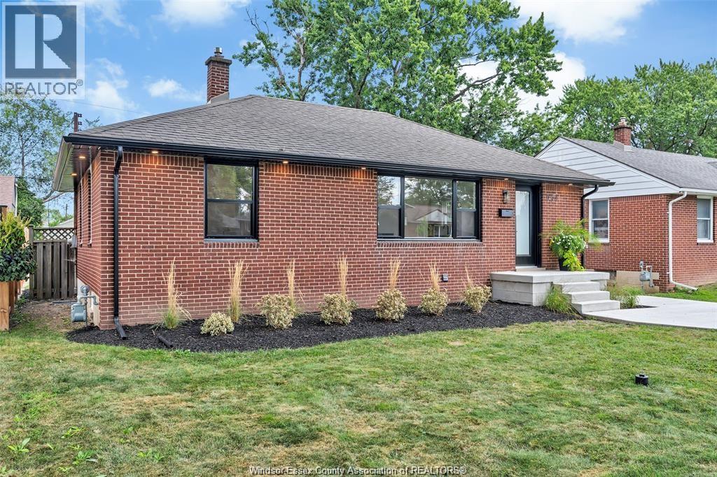 994 Isabelle, Windsor, Ontario  N8S 3B2 - Photo 2 - 26024086