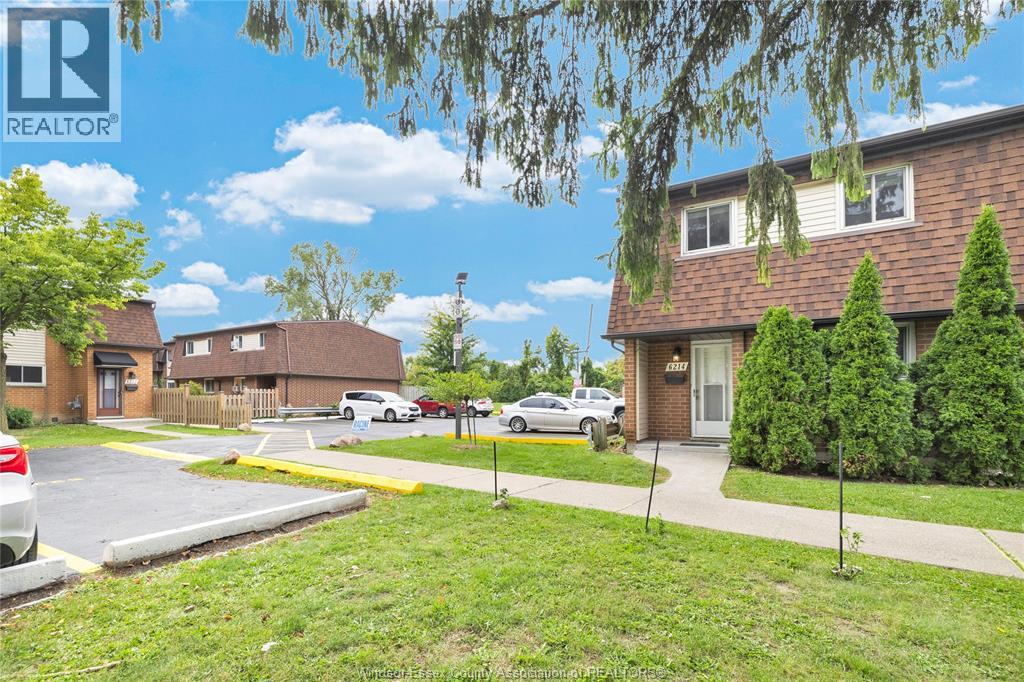 6214 Thornberry, Windsor, Ontario  N8T 3A3 - Photo 1 - 26024989