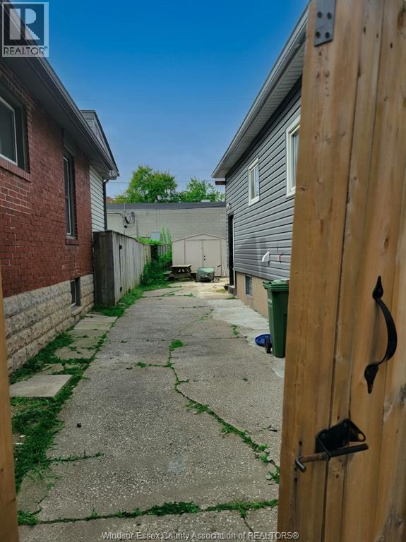 561 Josephine, Windsor, Ontario  N9B 2K9 - Photo 11 - 26025124