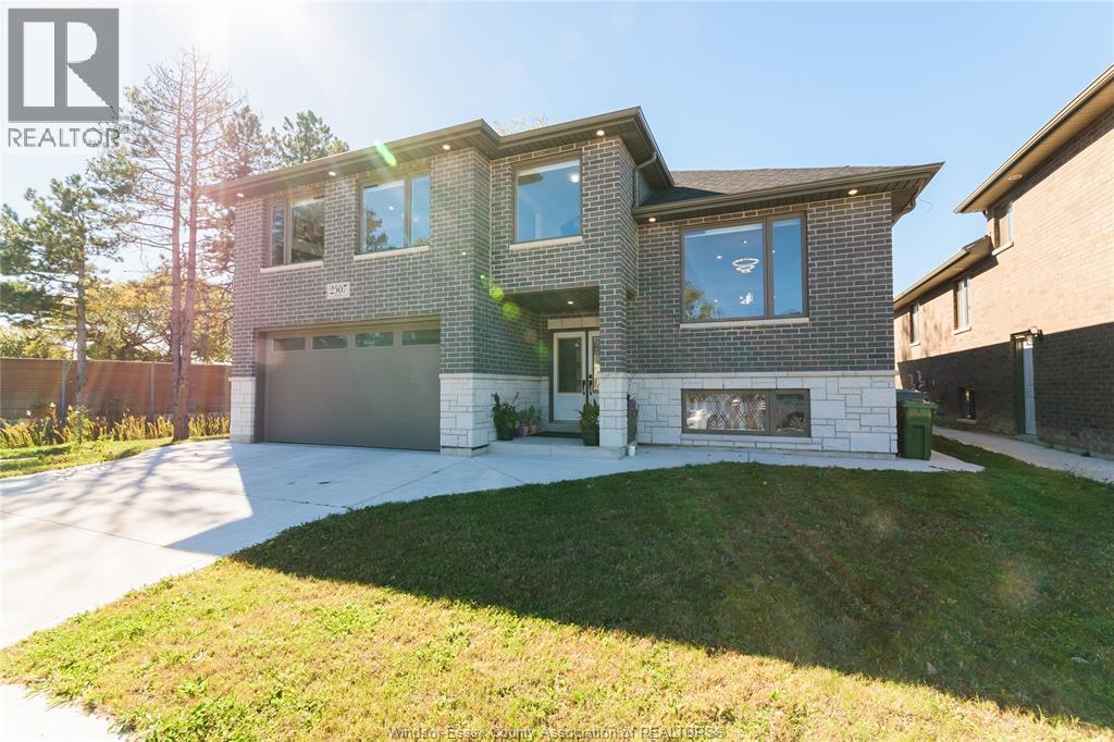 2507 Roxborough Boulevard, Windsor, Ontario  N9E 0A9 - Photo 2 - 26026459
