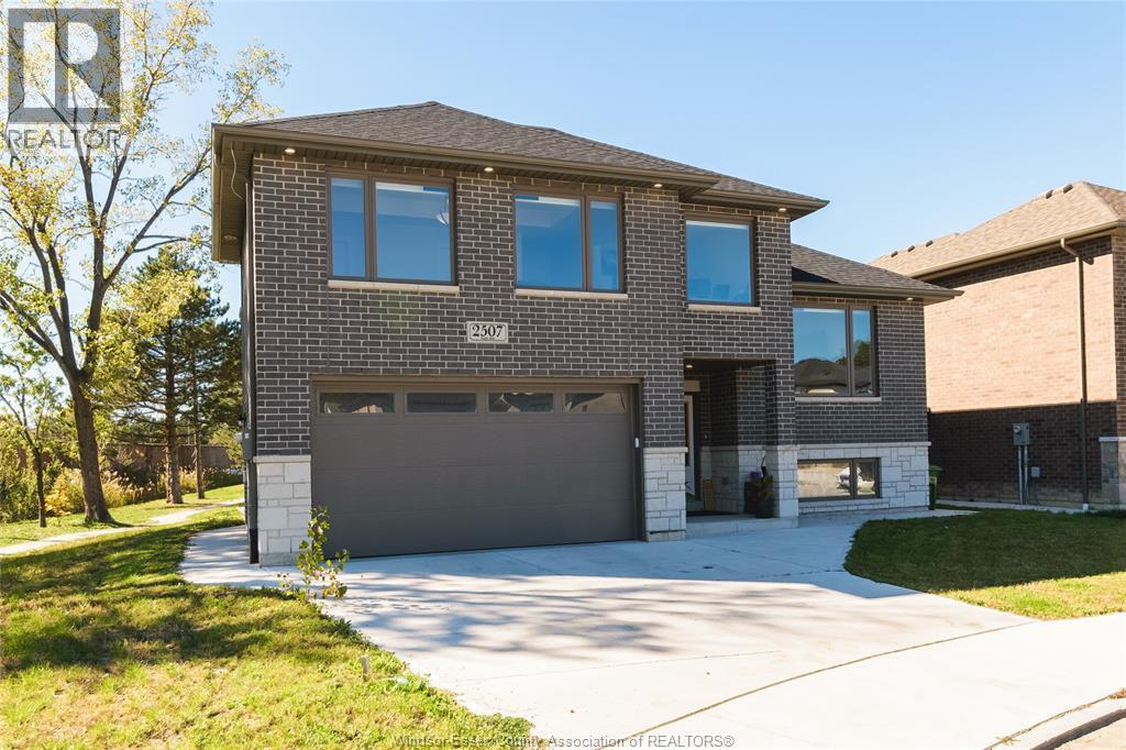2507 Roxborough Boulevard, Windsor, Ontario  N9E 0A9 - Photo 3 - 26026459